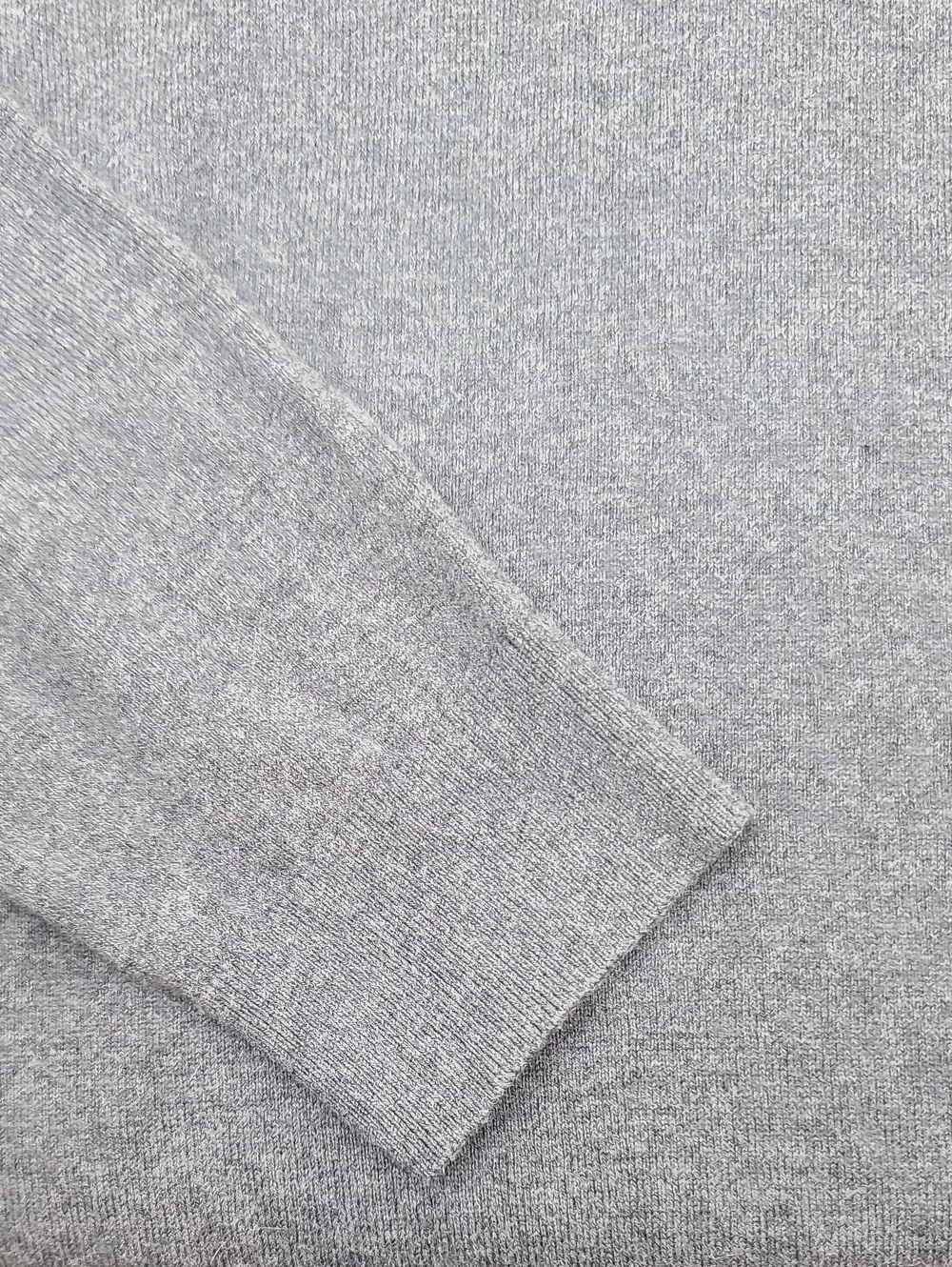Banana Republic Premium Luxe Knit Men's V-Neck Long Sleeve Relaxed Sweater Gray